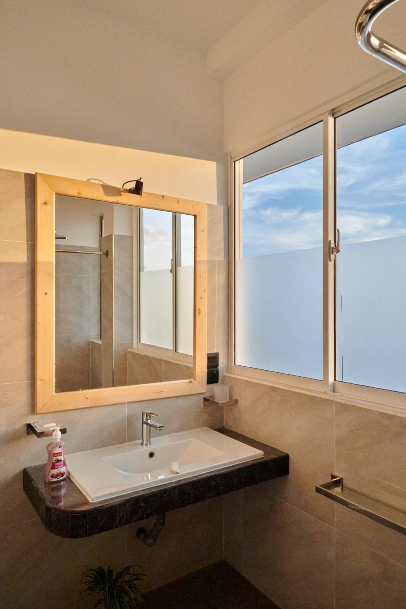 Kings Bay Beach Resort Галле Экстерьер фото